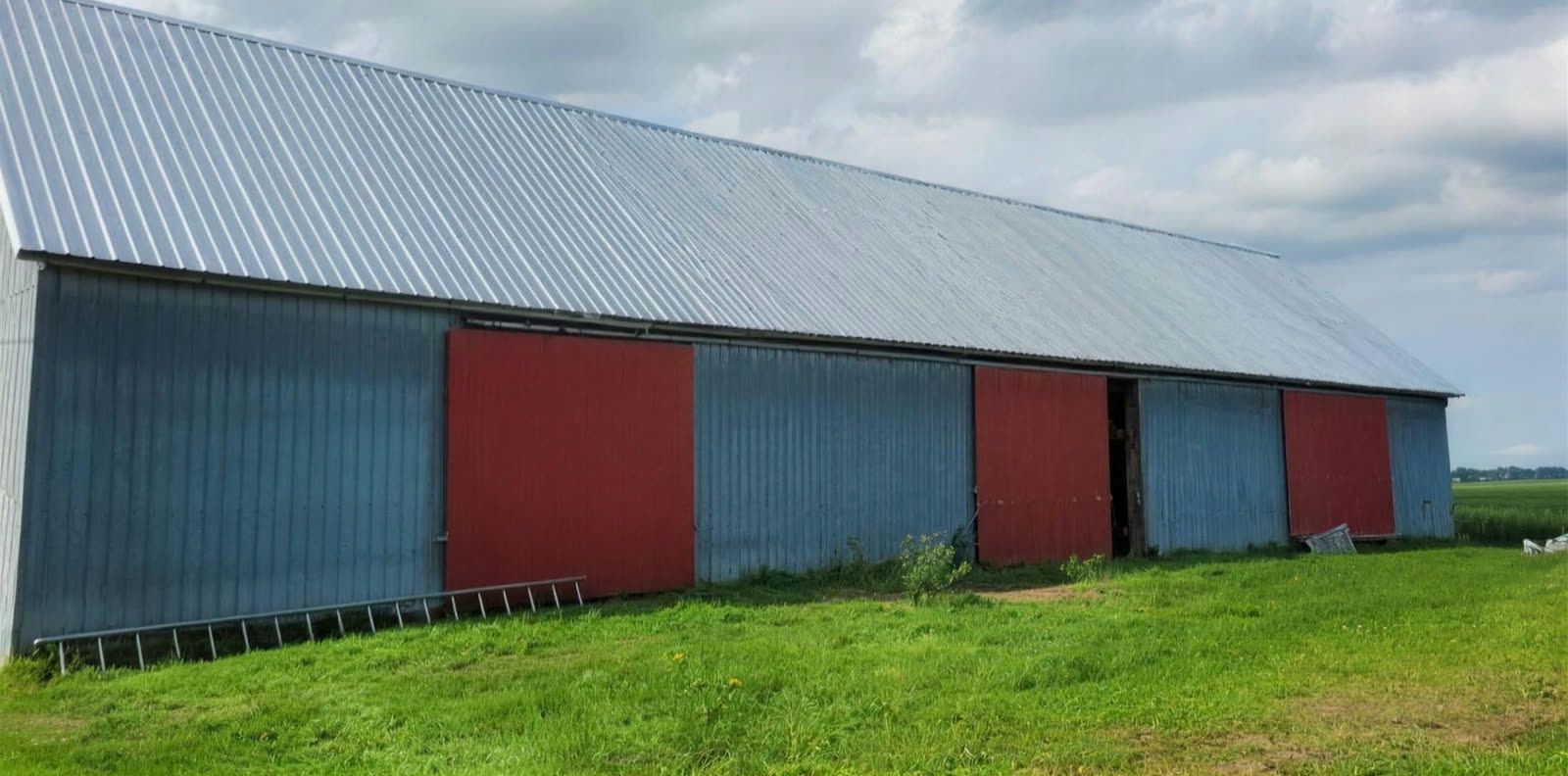 Grange au toit de tôle et aux murs repeints