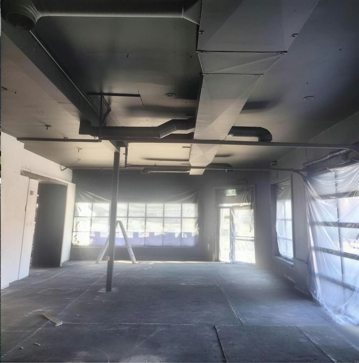Plafond d'un local commercial peint en noir au pistolet